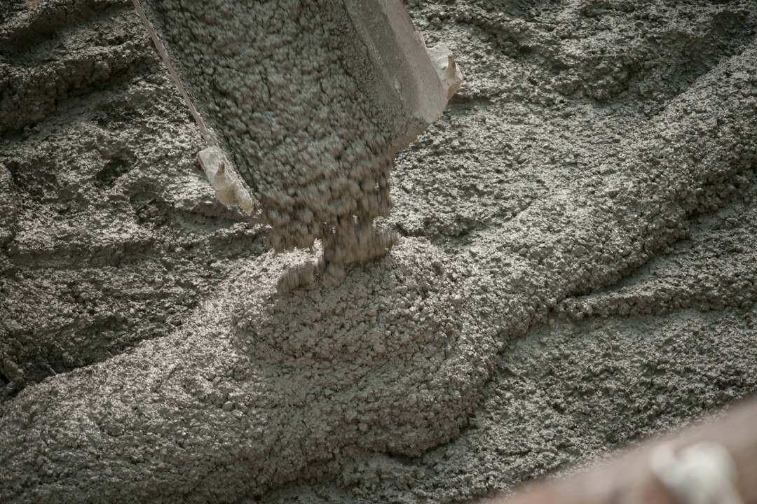 wylewany beton na budowie